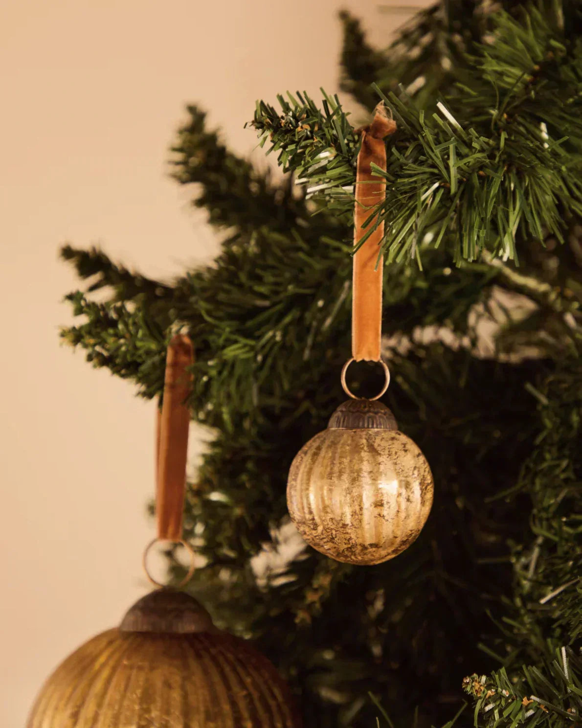 Can’t Decide on Holiday Decor? Start with Colour.