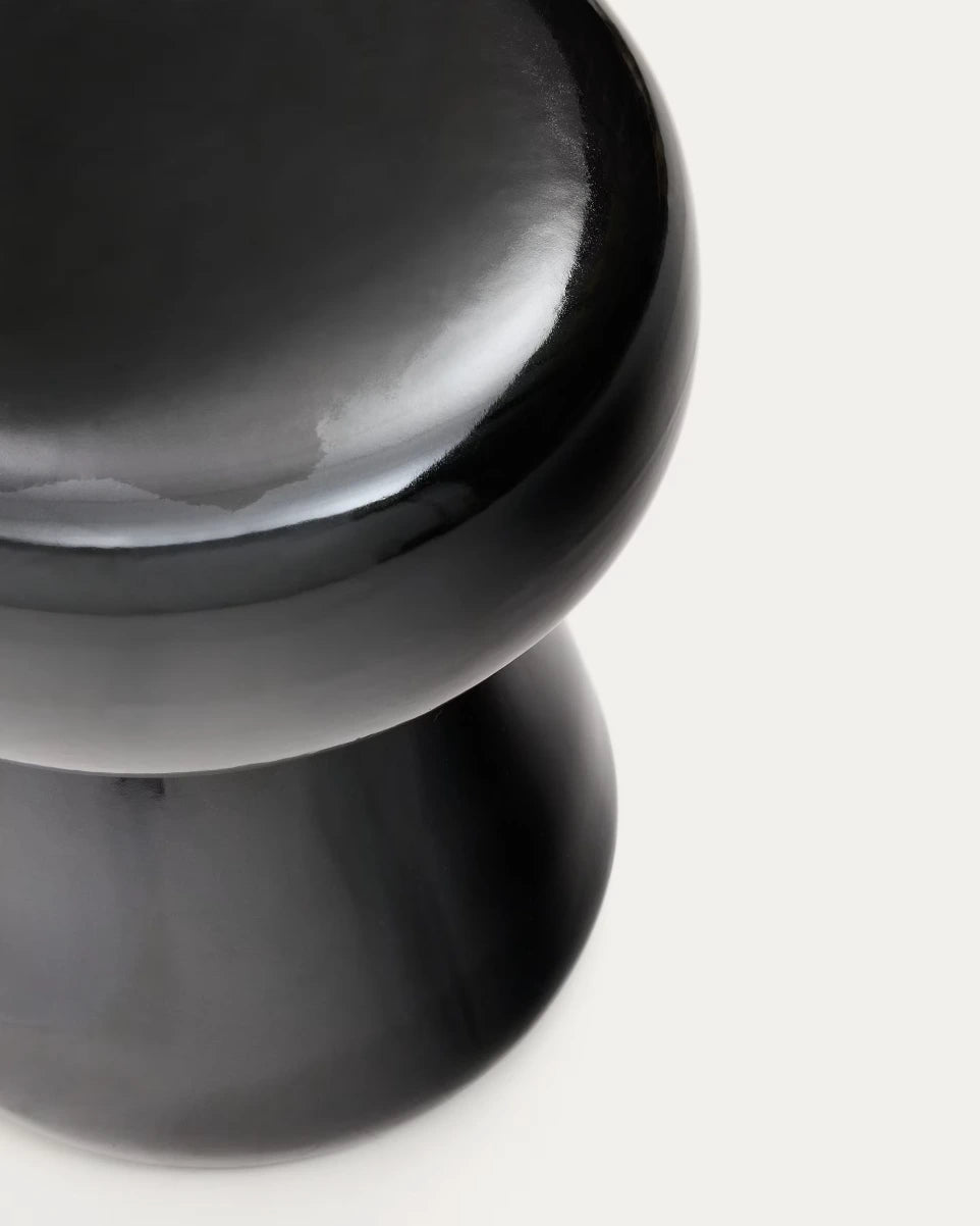 Black sculptural side table with rounded glossy form – The Ro living room furniture package by Formed & Furnished